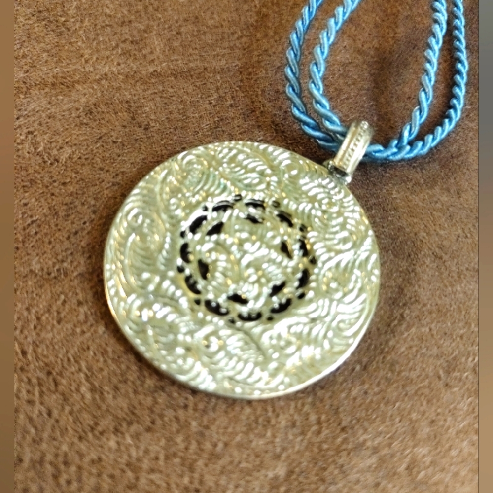 1928 Medallion Necklace - Picture 3 of 6